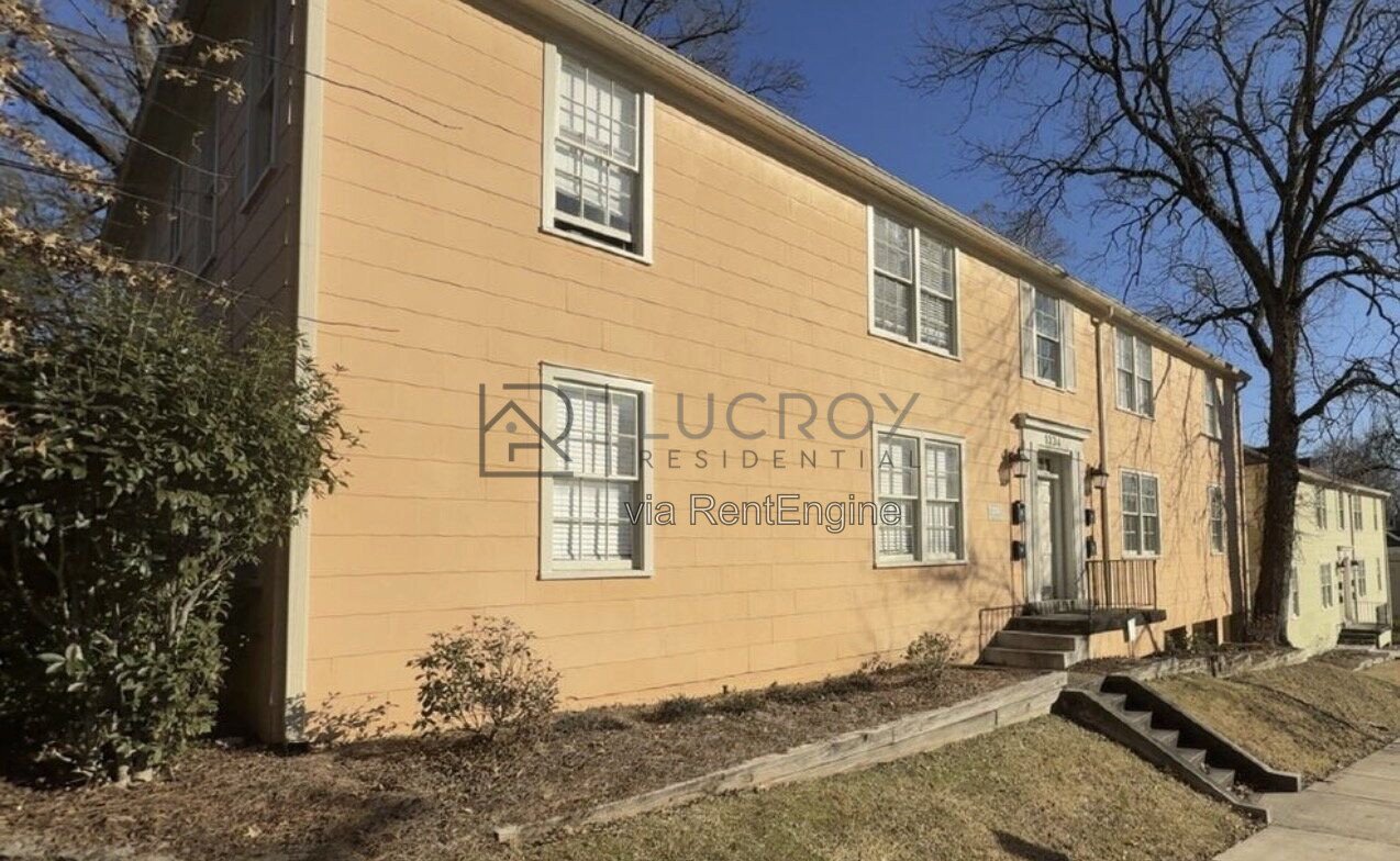 2/1 apartment in Belhaven. Beautiful hardwoods, tile kitchen floors, W/D and water included! property image