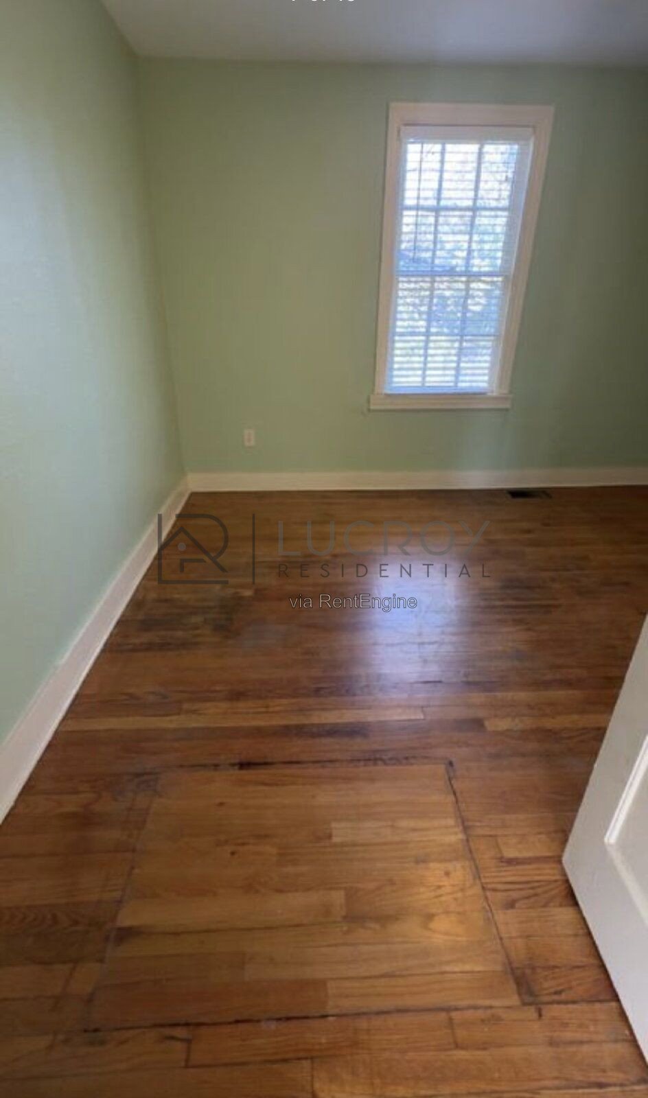 2/1 apartment in Belhaven. Beautiful hardwoods, tile kitchen floors, W/D and water included! property image