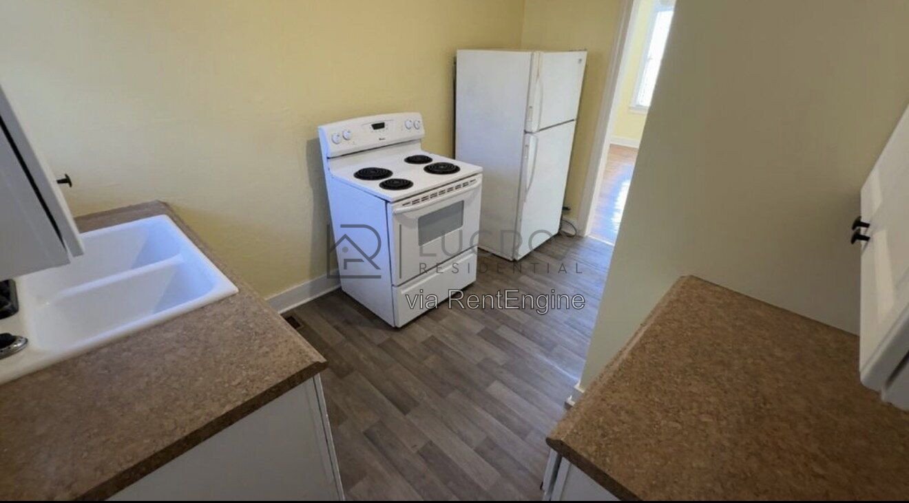 2/1 apartment in Belhaven. Beautiful hardwoods, tile kitchen floors, W/D and water included! property image