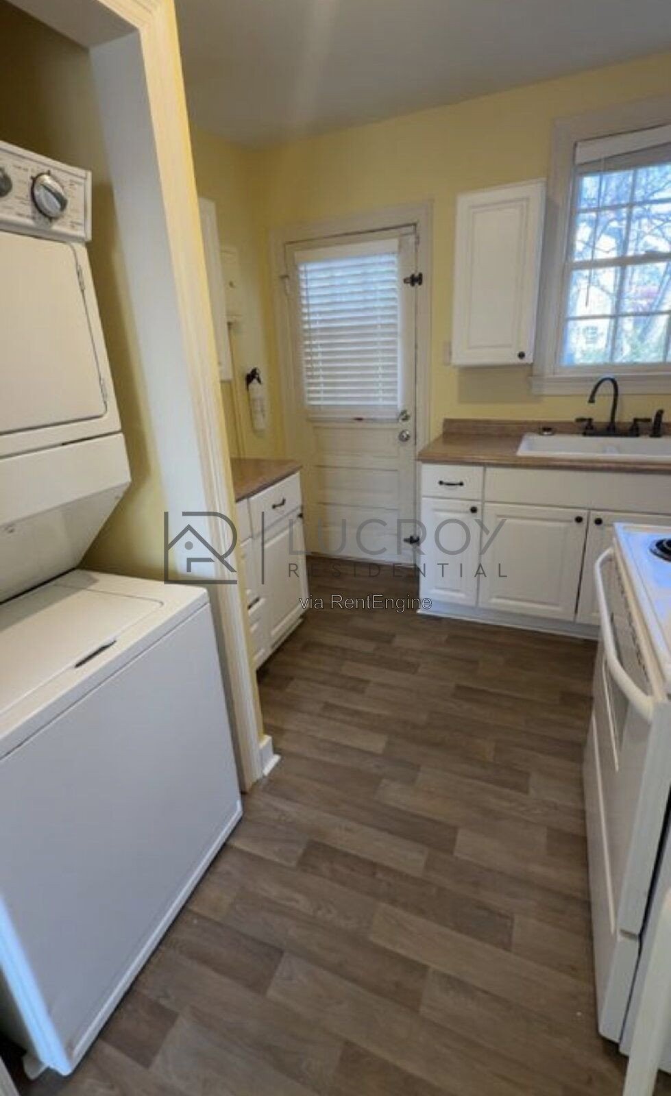 2/1 apartment in Belhaven. Beautiful hardwoods, tile kitchen floors, W/D and water included! property image