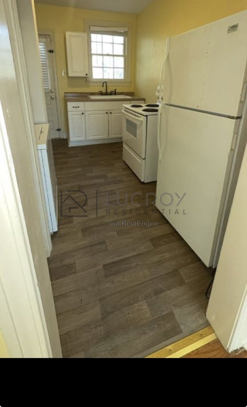 2/1 apartment in Belhaven. Beautiful hardwoods, tile kitchen floors, W/D and water included! property image