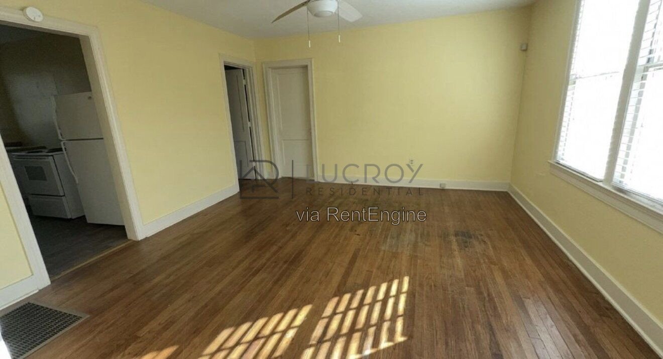 2/1 apartment in Belhaven. Beautiful hardwoods, tile kitchen floors, W/D and water included! property image
