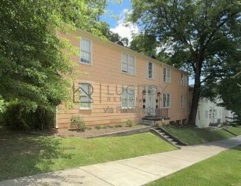 2/1 apartment in Belhaven. Beautiful hardwoods, tile kitchen floors, W/D and water included! property image